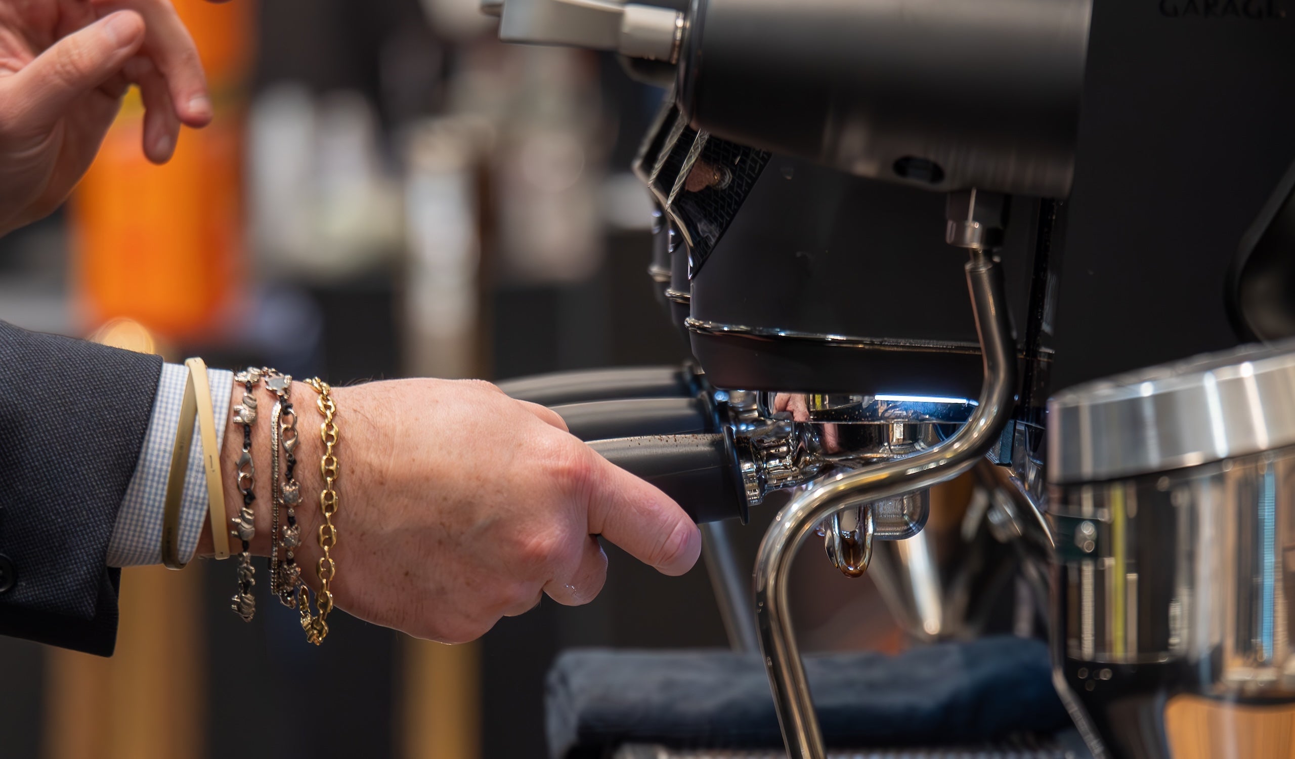Barista che serve un espresso Caffé Milani